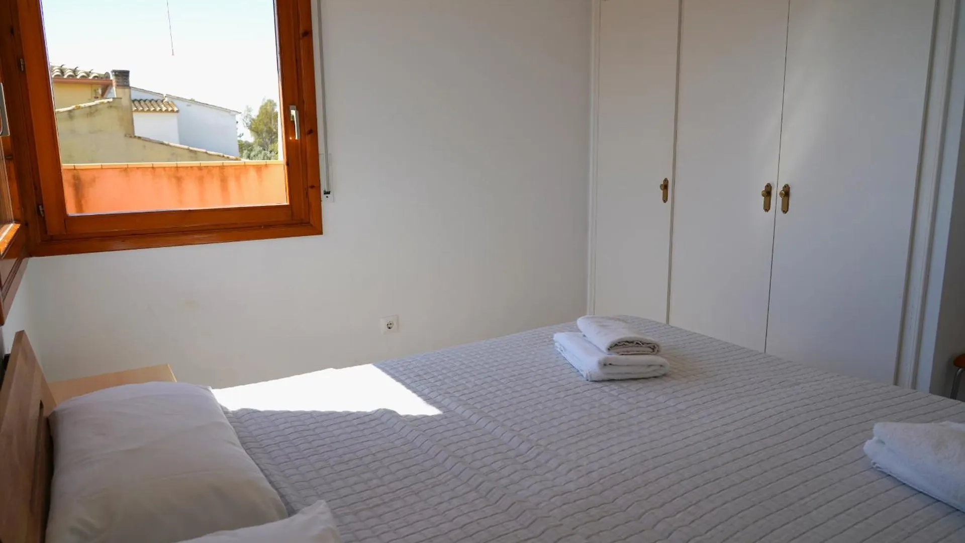 Superb Villa Near Sandy Beach Sant Pere Pescador