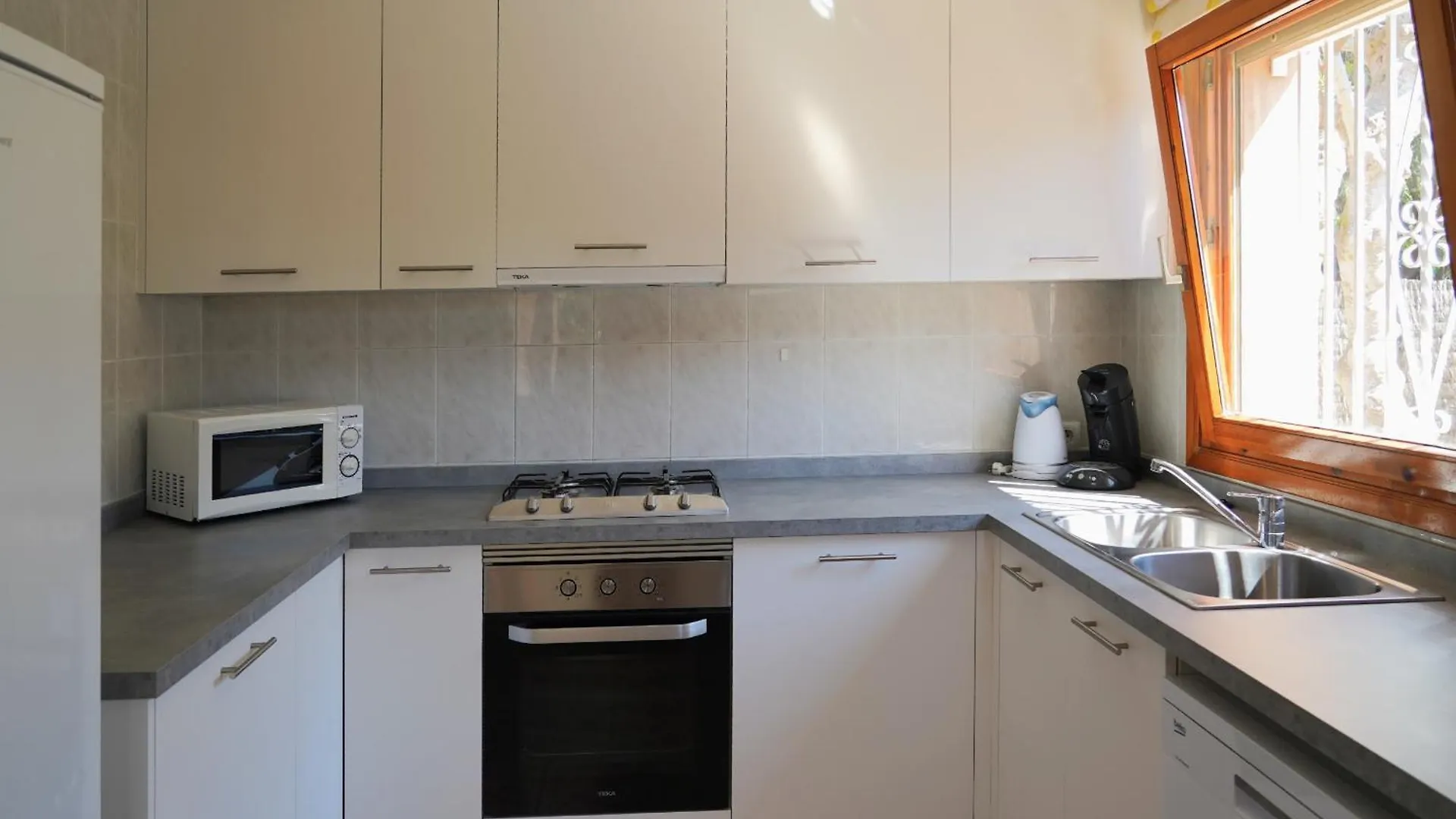 Superb Villa Near Sandy Beach Sant Pere Pescador Spagna