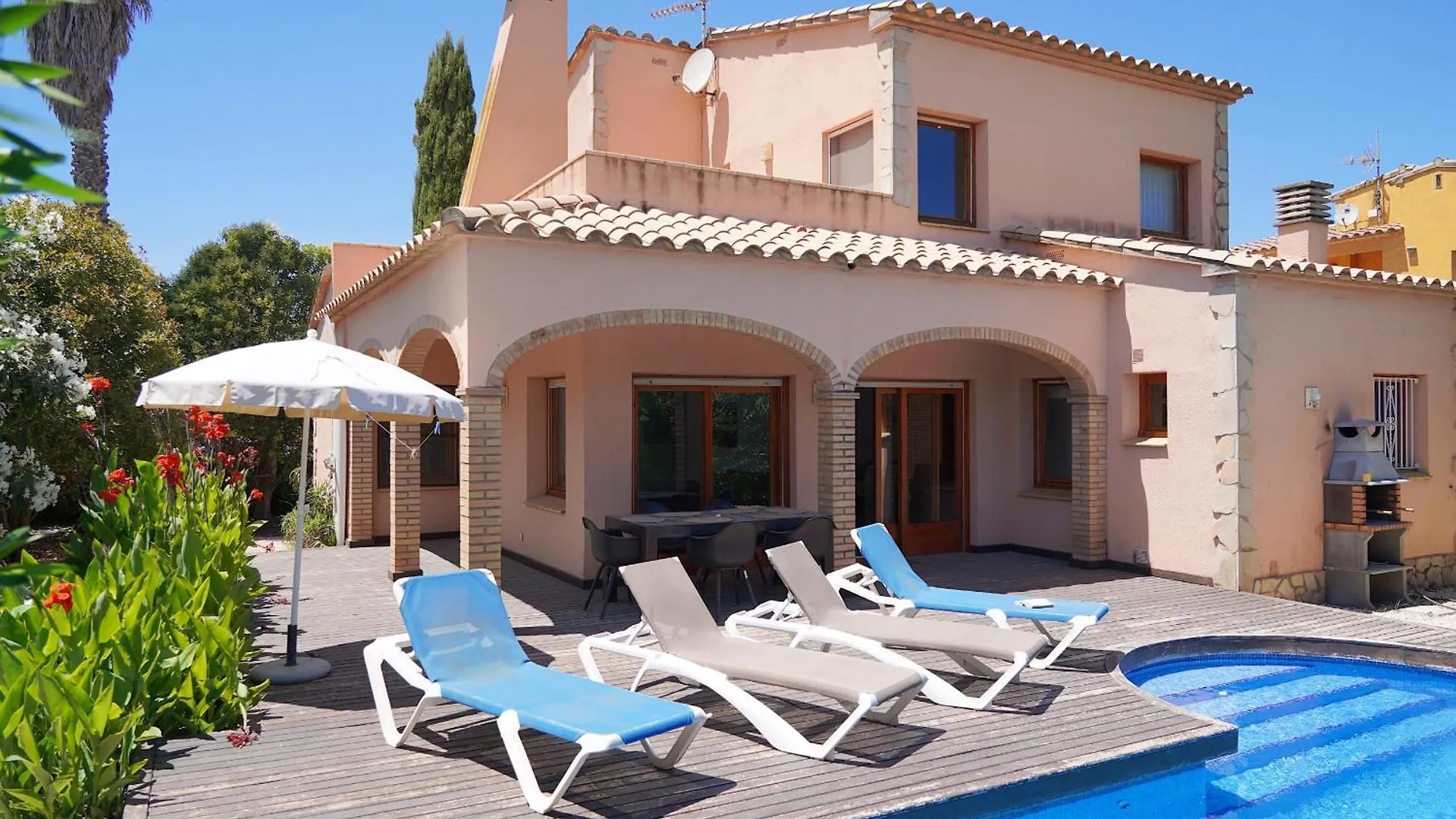 Superb Villa Near Sandy Beach Sant Pere Pescador