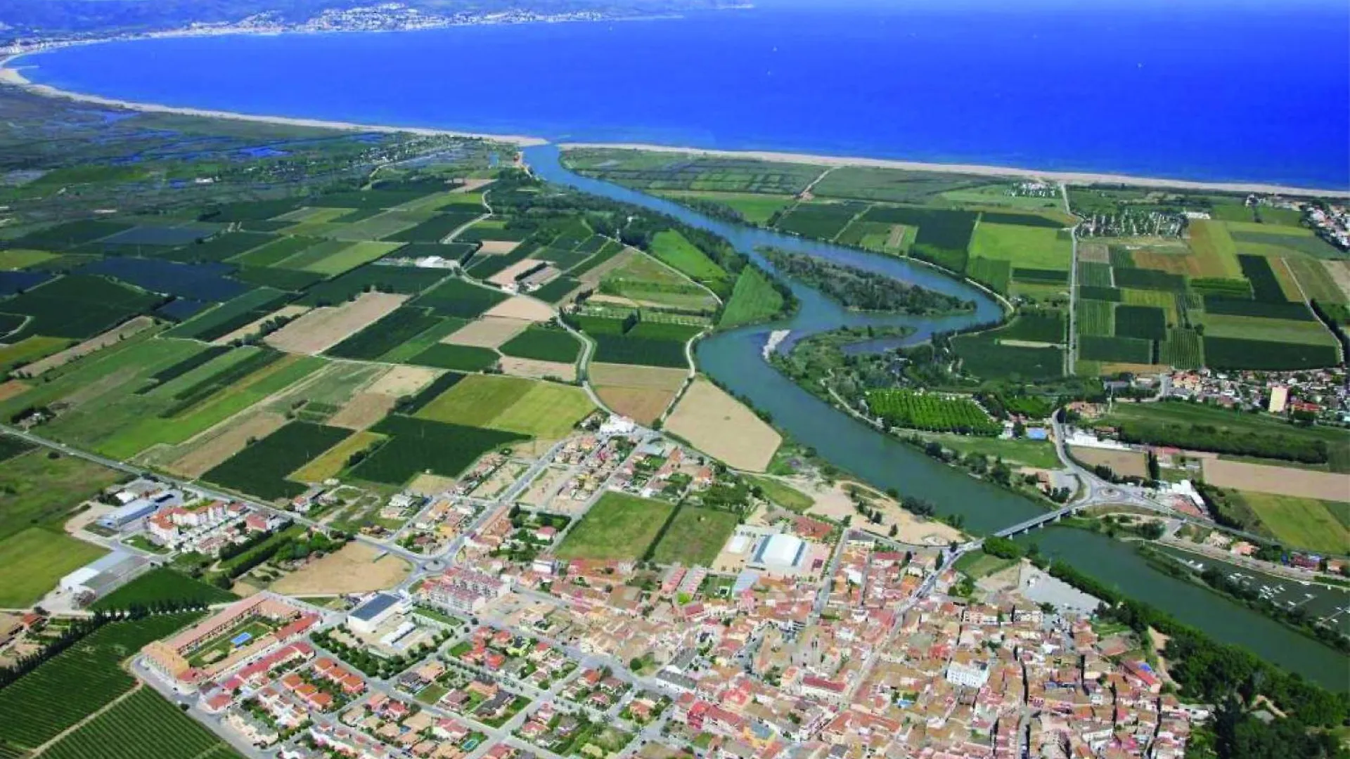 Superb Villa Near Sandy Beach Sant Pere Pescador