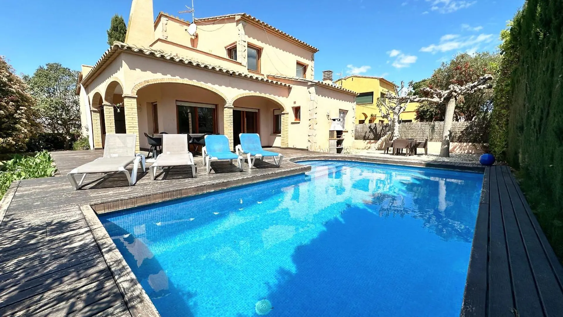 Superb Villa Near Sandy Beach Sant Pere Pescador