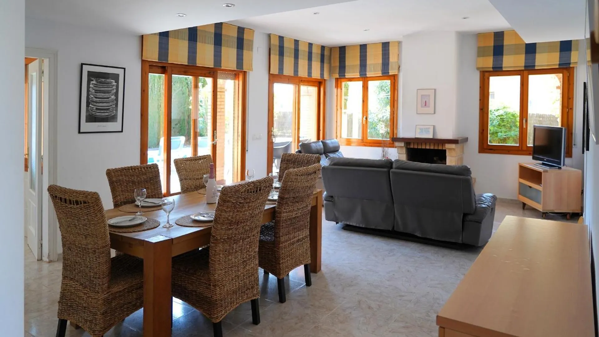 Superb Villa Near Sandy Beach Sant Pere Pescador Spagna