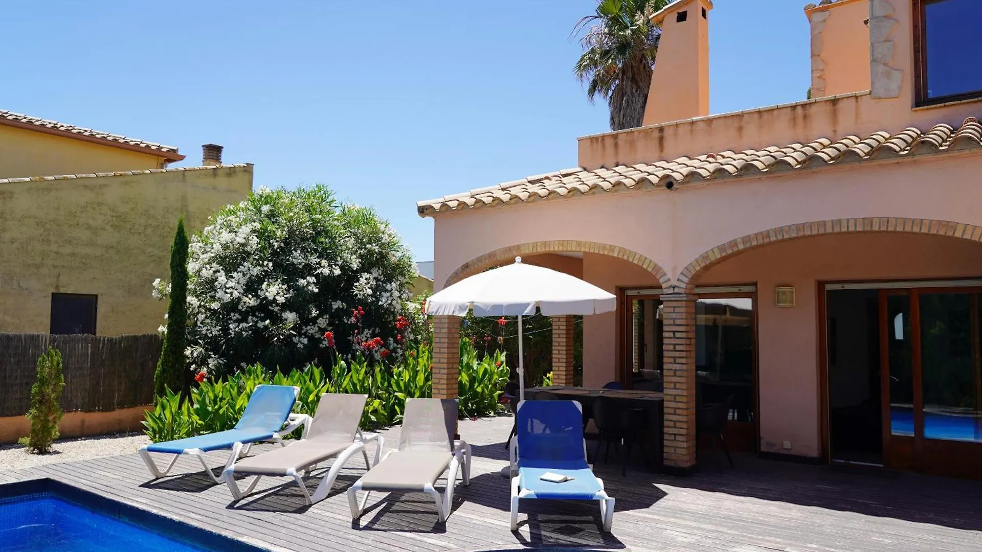 Superb Villa Near Sandy Beach Sant Pere Pescador