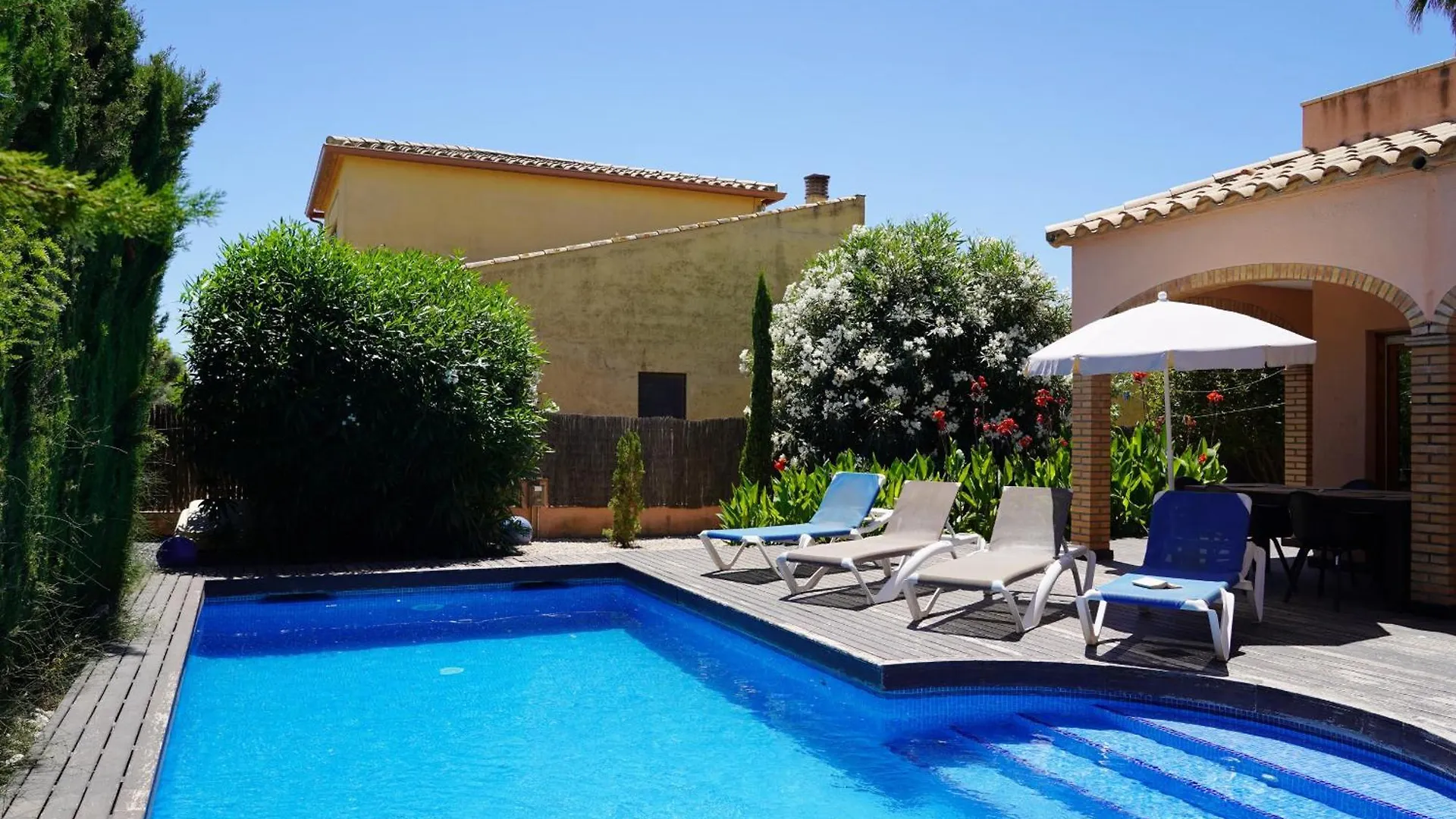 Superb Villa Near Sandy Beach Sant Pere Pescador Spagna
